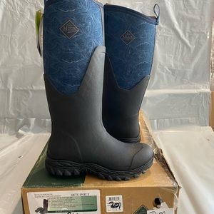 Women’s Arctic sport 2 tall muckboots, blue topography size 8